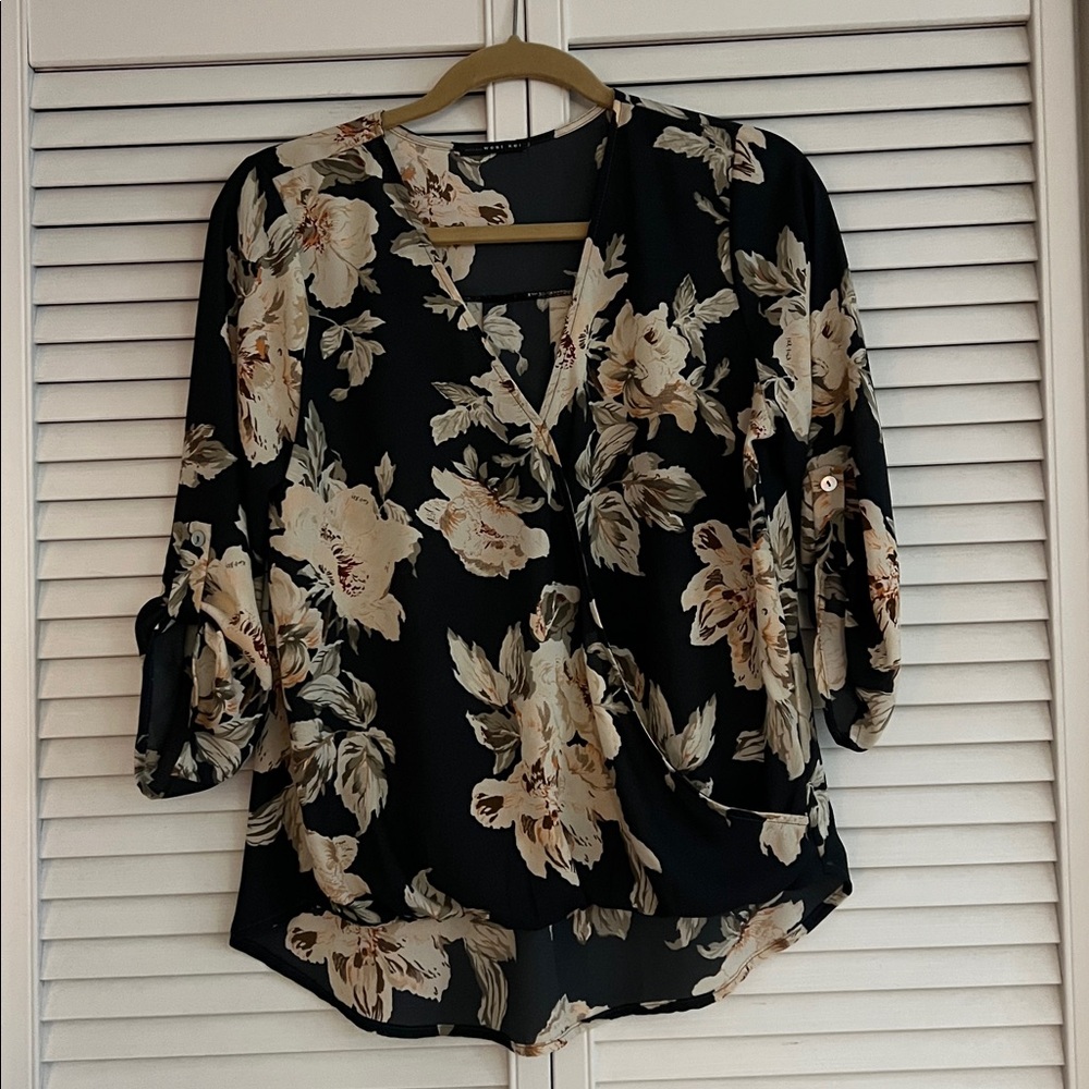 NWOT West Kei V Neck Floral Blouse Small